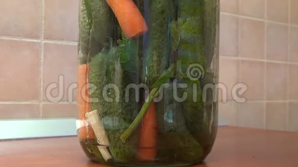 自制泡菜酸黄瓜冬季罐装健康蔬菜视频的预览图