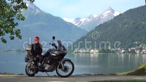 漂亮的女人站在旅行者摩托车上假期和爱好概念乔尼两轮阳光明媚的夏日视频的预览图