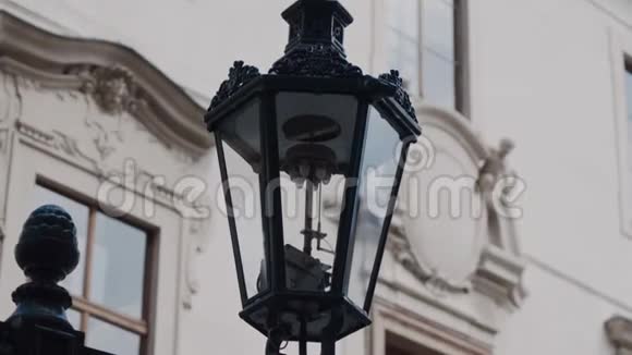 美丽的路灯巴洛克风格白色的历史建筑背景黑色古董灯捷克共和国视频的预览图