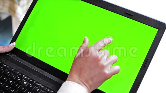 女孩在笔记本电脑上工作平板电脑在对接站触摸屏与绿色铬键安阿尔法香奈儿包括在内视频的预览图
