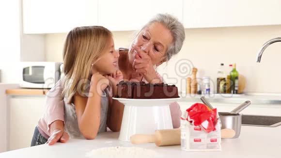 奶奶给孙女们的鼻子涂上糖霜视频的预览图
