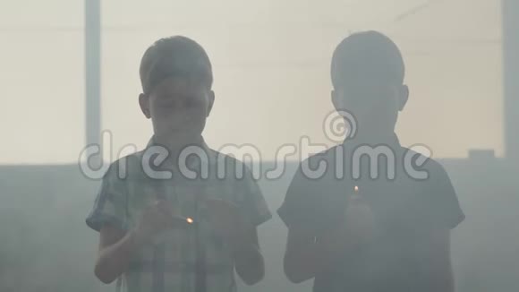 小双胞胎兄弟在窗户前的烟雾弥漫的房间里玩火孩子们拿出火柴和打火机视频的预览图