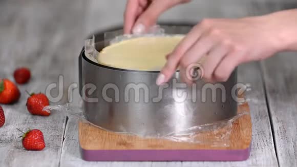 厨师从草莓蛋糕上取出一个金属戒指模视频的预览图