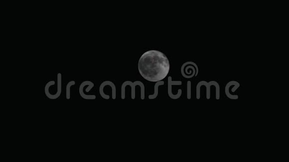 夜空满月特写背景乌云遮住了前景中的地球卫星天文学视频的预览图