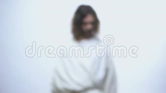 穿白色长袍的圣人站在闪亮的背景下耶稣复活视频的预览图