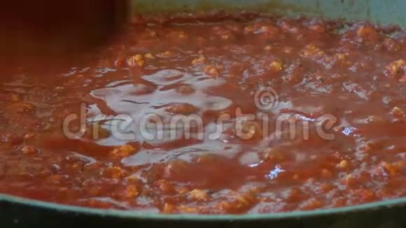 煮博洛尼亚酱番茄酱意大利菜意大利面酱意大利面意大利面食谱意大利意大利传统牛肉视频的预览图
