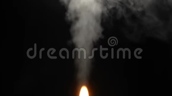 带蒸汽烟雾的烛光在黑色背景上射出抽象背景的概念视频的预览图