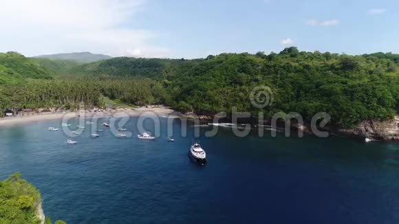海中船只的空中镜头背景是海滩4k视频的预览图