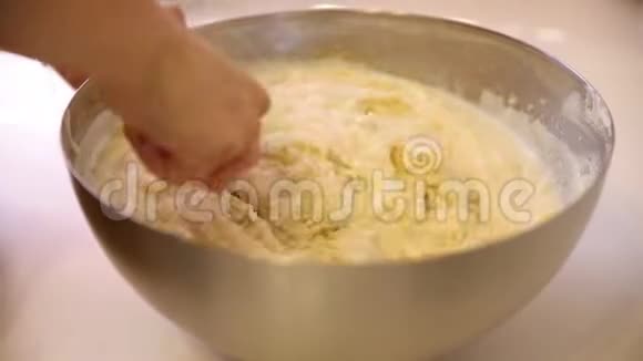 女人在碗里混合烘焙原料视频的预览图