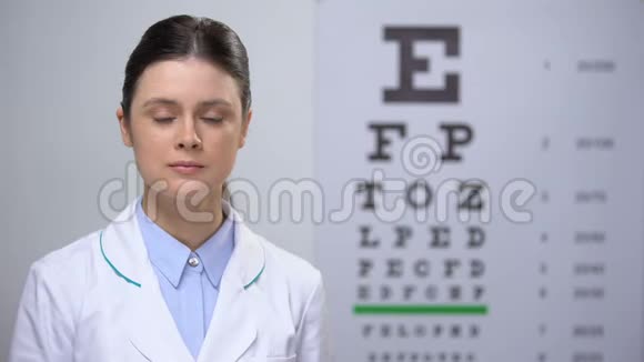 女性眼科医生建议蓝莓天然维生素好视力视频的预览图