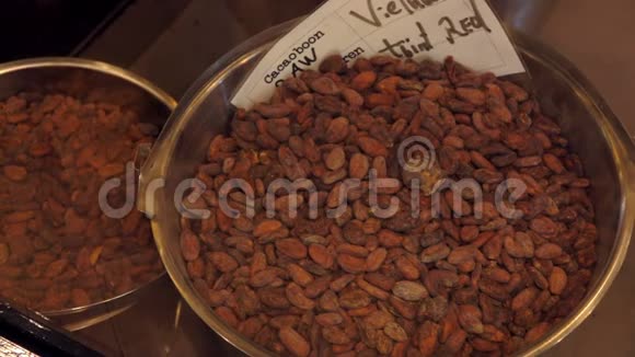 巧克力店里的钢碗里的可可豆视频的预览图