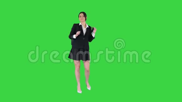 漂亮的女孩带着背包在绿色屏幕上跳舞Chroma键视频的预览图