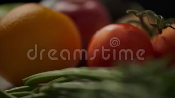 厨房里的水果和蔬菜视频的预览图