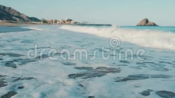 海滩上的波浪潮视频的预览图