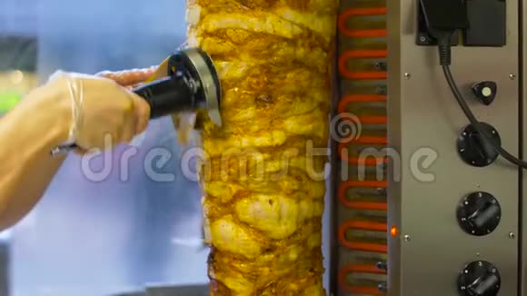 厨师在烤肉串店从吐痰中切甜甜圈肉视频的预览图