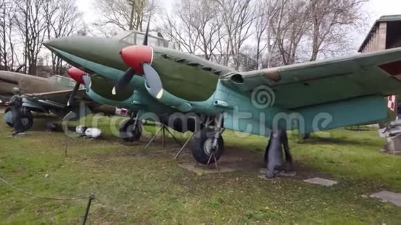 博物馆里展出的旧军用飞机视频的预览图