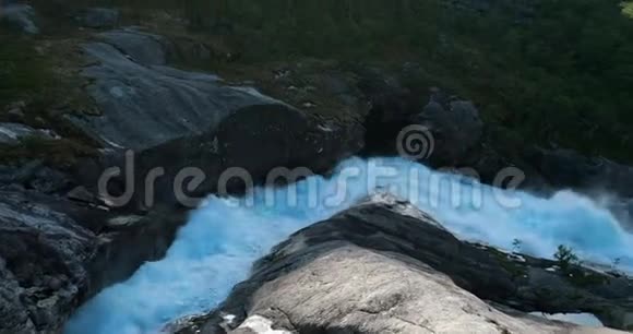 KinsarvikHordaland挪威哈当尔维达山高原的瀑布Nykjesoyfossen春天的晴天关闭视频的预览图