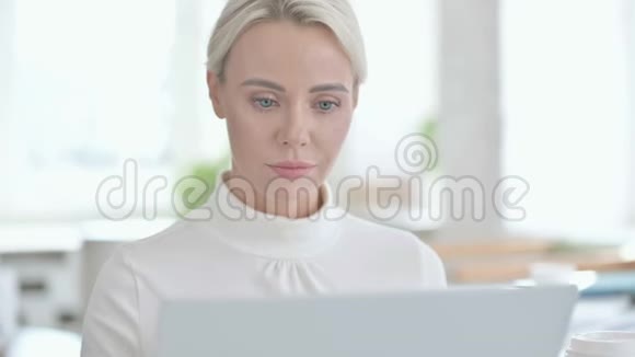 年轻女商人在笔记本电脑上做视频聊天的画像视频的预览图