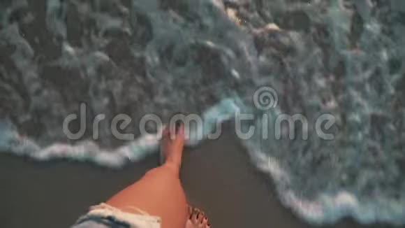 在日落时分在海上一个特写镜头视频的预览图