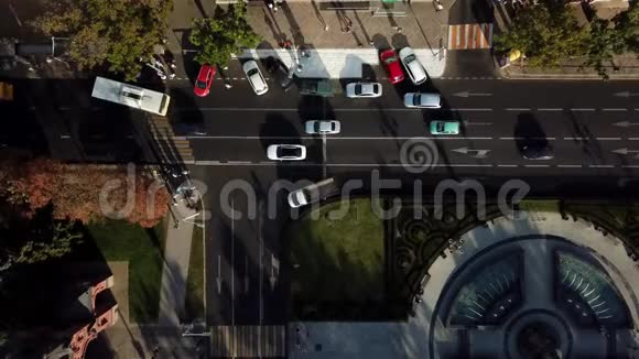 无人机视野空中城市交通自上而下的高速公路繁忙的城市高峰交通堵塞公路视频的预览图