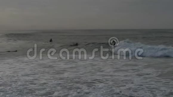 冲浪者在山口乘浪视频的预览图