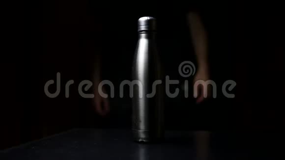 特写男性手打开盖可重复使用钢热水瓶和显示拇指向上黑色背景视频的预览图