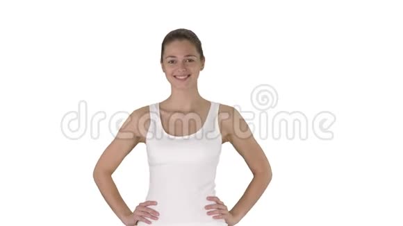 满意自信积极健康的女人在运动服装双手在臀部行走在白色背景视频的预览图