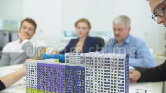 注重房子的模型人们工作的背景视频的预览图