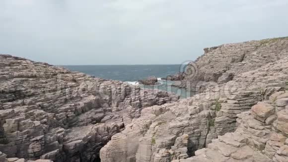 美丽的荒野巨大的悬崖和岩石俯瞰着蔚蓝的大海视频的预览图