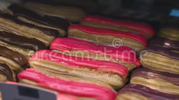 一套新出炉的麦角面粉糖果摆在柜台的店面上甜点和面包面包店视频的预览图