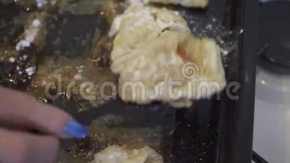 厨师用铲子除去泡芙视频的预览图