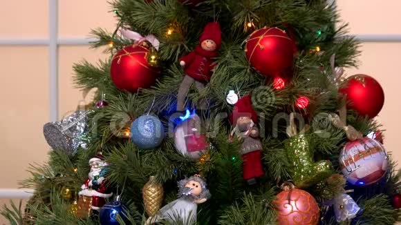 装饰精美的圣诞树贴得很近视频的预览图