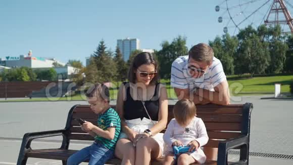 儿童在公园与家长一起使用小玩意视频的预览图
