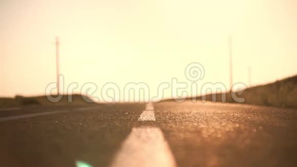 在阳光普照的道路上一个年轻的运动员跑得很快视频的预览图