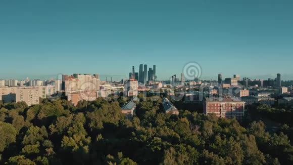 空中无人机镜头放大树木和莫斯科城背景视频的预览图