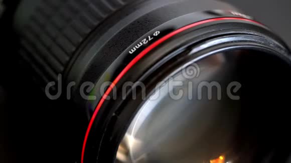 带有红色圆环和巨大正面玻璃元素的滑动镜头视频的预览图