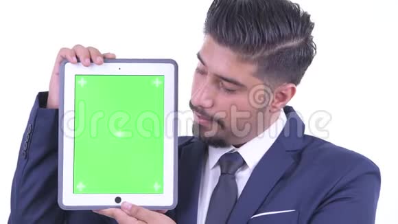 一位满脸胡须的波斯商人展示数码平板电脑视频的预览图