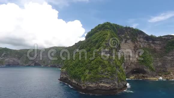 海洋和覆盖草地的巨大山丘和悬崖的空中镜头4k视频的预览图