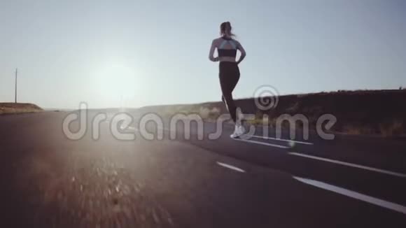 在阳光明媚的道路上有着运动女孩奔跑的标记视频的预览图