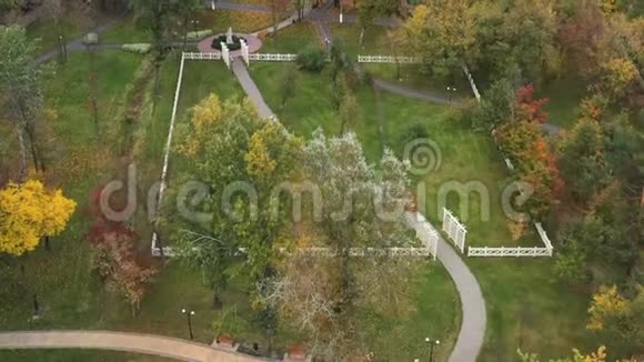空中摄影法国花园中央布坎市公园拓朴艺术的杰作视频的预览图