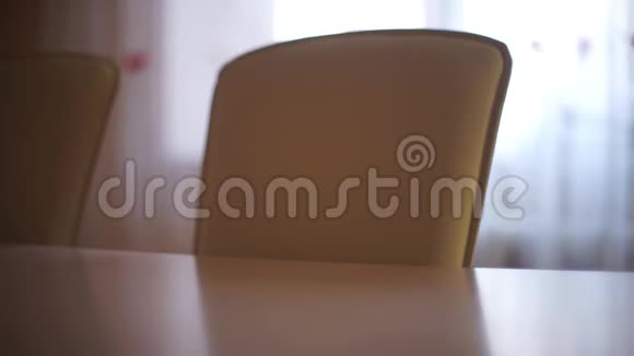 餐桌和皮椅靠背特写视频的预览图