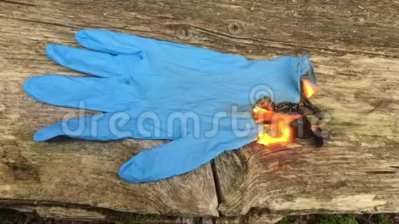 蓝色医用手套在使用后被点燃作为对冠状病毒covid等病毒彻底消毒的标志视频的预览图