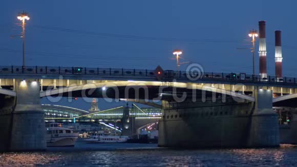 旅游船在莫斯科市中心的一座桥下航行视频的预览图
