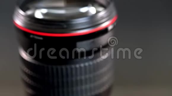带有红色圆环和巨大正面玻璃元素的滑动镜头视频的预览图