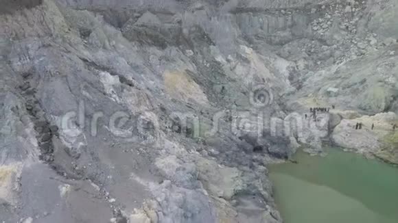 巨大的岩石山湖底一群游客4K视频的预览图