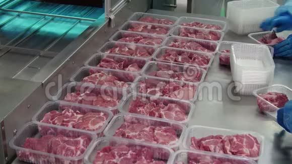 在肉类工厂里包装碎肉的工人视频的预览图
