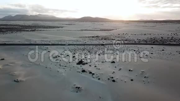 日落时的沙丘和道路视频的预览图