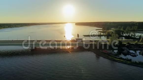 夏季日落时在跨湖大桥上行驶的汽车的观景视频的预览图