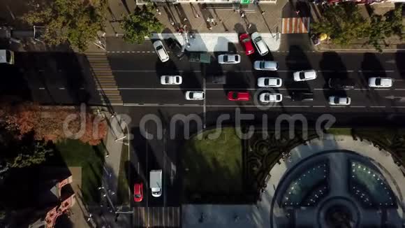 无人机视野空中城市交通自上而下的高速公路繁忙的城市高峰交通堵塞公路视频的预览图
