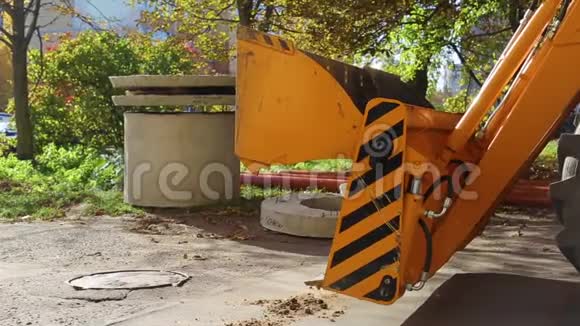新的多功能液压斗颚安装在城市的叉车上建筑机械工业视频的预览图